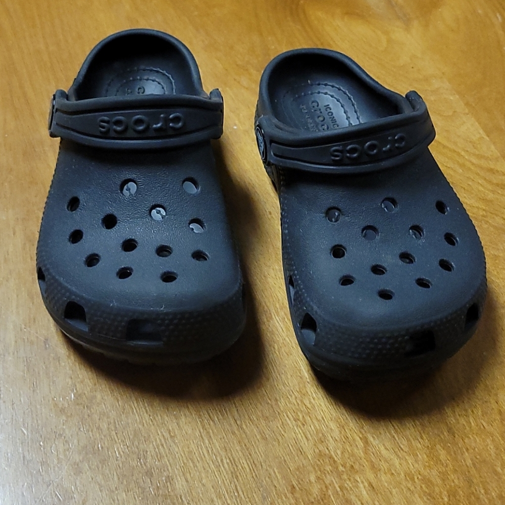 Toddler size 9 black crocs